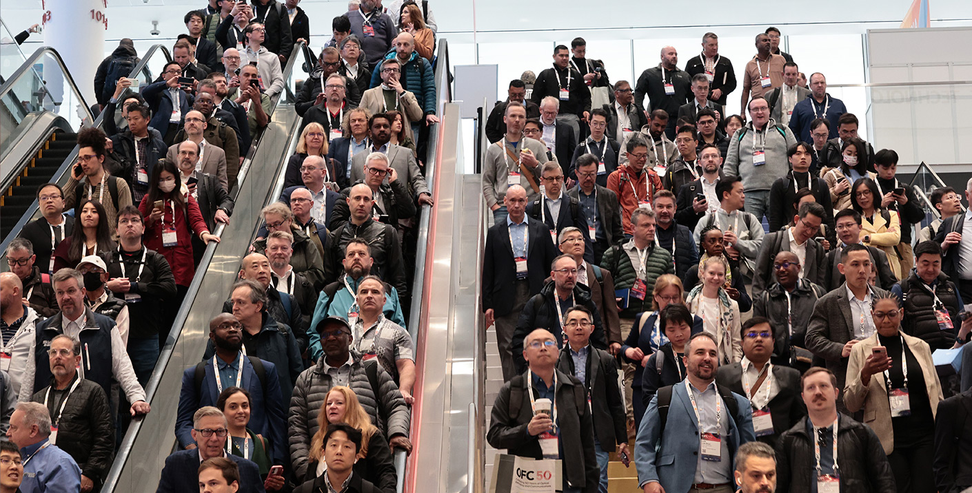 [image] South Hall - Attendees Going to the Exhibition